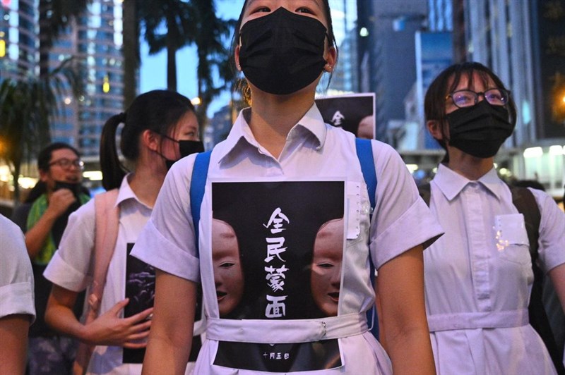 香港行政長官林鄭月娥4日宣布5日起正式實施「禁蒙面法」後,香港多地出現戴著口罩的示威者聚集抗議。(法新社提供)