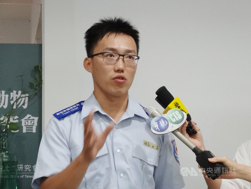 台灣動物社會研究會4日公布調查影片,指出攤販因顧客迷思使用「活體弓魚」的作法是虐待動物,且會讓魚肉品質變差。台北市動保處動物救援隊隊長吳晉安表示,如果要以虐待動物取締活體弓魚,可能有執法爭議,呼籲明確訂定禁止規範,讓執法有據。中央社記者楊淑閔攝 108年10月4日