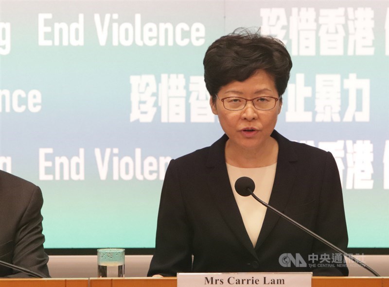 香港行政長官林鄭月娥4日宣布,港府將自5日起實施禁蒙面法,禁止任何人參加集會遊行時蒙面。中央社記者張謙香港攝 108年10月4日