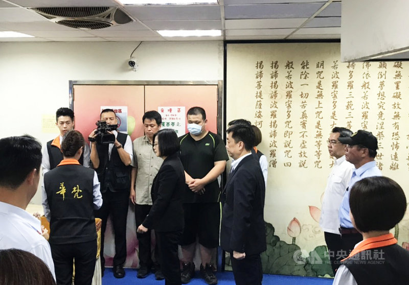 台中市消防局消防隊員謝志雄、張哲嘉3日救災不幸殉職,總統蔡英文(前中左)4日一早到靈前致哀並慰問家屬。(台中市消防局提供)中央社記者郝雪卿傳真 108年10月4日