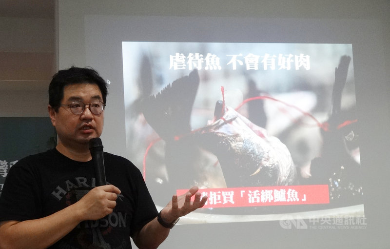 台灣動物社會研究會4日舉行記者會公布調查影片,海洋大學水產養殖學系副教授黃之暘指出,「活體弓魚」就是用尼龍繩穿扯過於嘴、鰓、鰓蓋,拉到魚尾綁住,讓魚體成弓形,會造成痛苦、緊迫,慢慢痛苦而死。中央社記者楊淑閔攝 108年10月4日