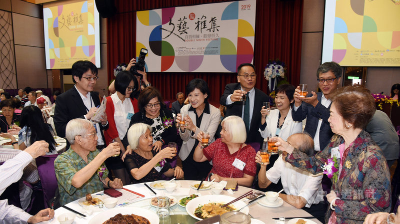 文訊雜誌社4日在台北舉辦一年一度的「文藝雅集」活動,近400名文藝界前輩和文友出席,文化部長鄭麗君(中)也到場與會,逐一向各桌致意。(文訊提供)中央社記者陳政偉傳真 108年10月4日