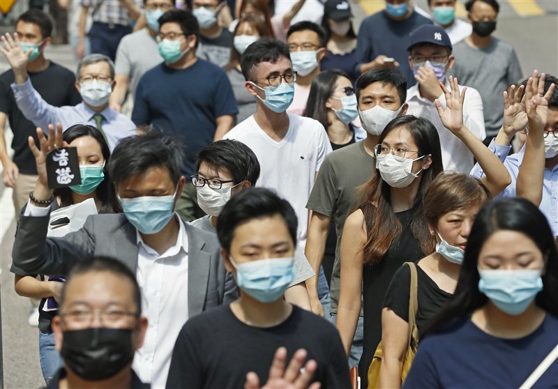 香港行政長官林鄭月娥宣布5日起實施「禁蒙面法」後,香港多地出現戴著口罩的示威者聚集抗議。(共同社提供)