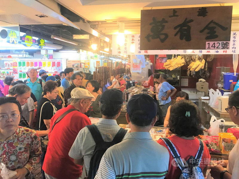 台北市南門市場將拆遷,7日起暫停營業。5日下午市場內仍擠滿採買人潮,不少民眾得知南門市場將搬遷都表示不捨,紛紛拿出手機拍照留影。中央社記者劉建邦攝 108年10月5日