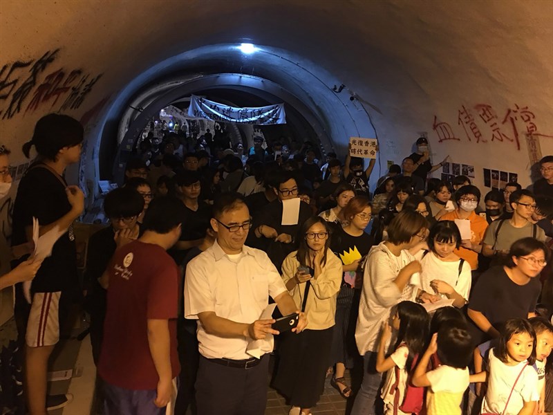 中山大學學生會9月底在校內西子灣隧道布置「中山連儂隧道」,4日晚間有場挺香港快閃活動,上百名師生及民眾齊聚高歌,並呼口號為香港加油。(中山大學社會系副教授邱花妹提供)中央社記者程啟峰高雄傳真 108年10月4日