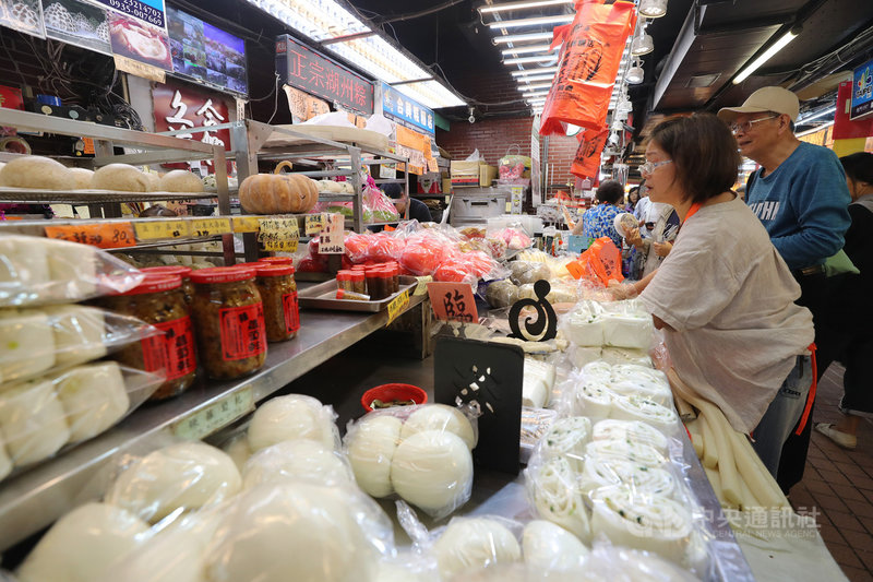 販售知名糕點、南北美食的台北市南門市場將拆遷,7日起暫停營業,台北市市場處5日在南門市場舉辦「風華38-時光永存」優惠活動,許多攤商都推出折扣商品,供民眾搶購。中央社記者張皓安攝 108年10月5日