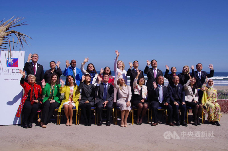 政務委員羅秉成出席在智利舉行的亞太經濟合作(APEC)婦女與經濟論壇高階政策對話會議,與各國與會代表合影。(行政院性平處提供)中央社記者侯姿瑩傳真 108年10月5日