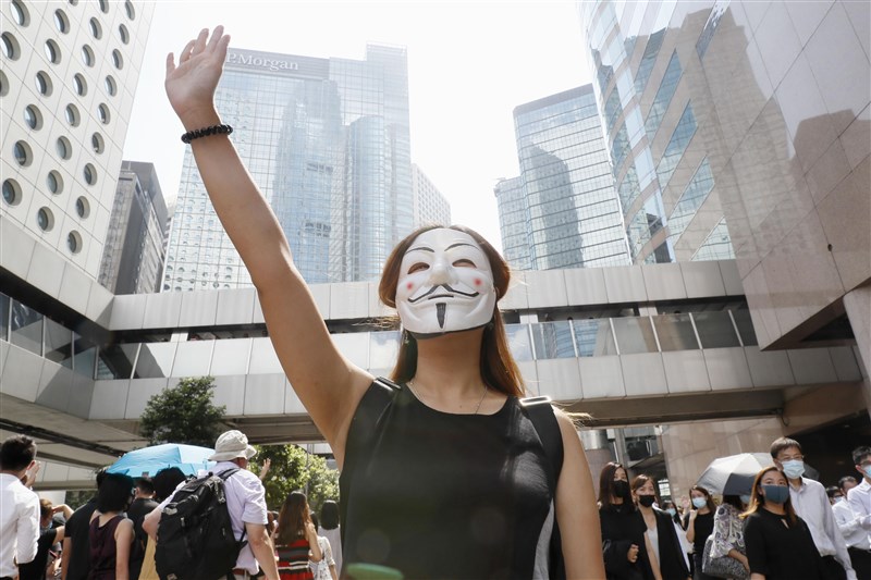 香港行政長官林鄭月娥4日宣布訂定「禁止蒙面規例」引發港人上街抗議。(共同社提供)