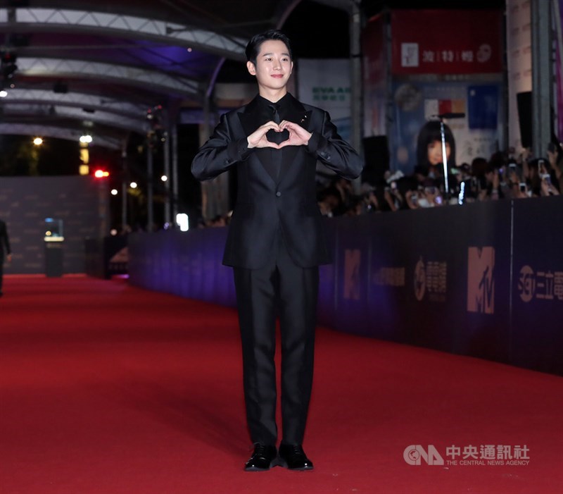 韓國人氣男星丁海寅應邀來台擔任頒獎嘉賓,現場手比愛心留影,讓粉絲尖叫聲不停。中央社記者吳家昇攝 108年10月5日