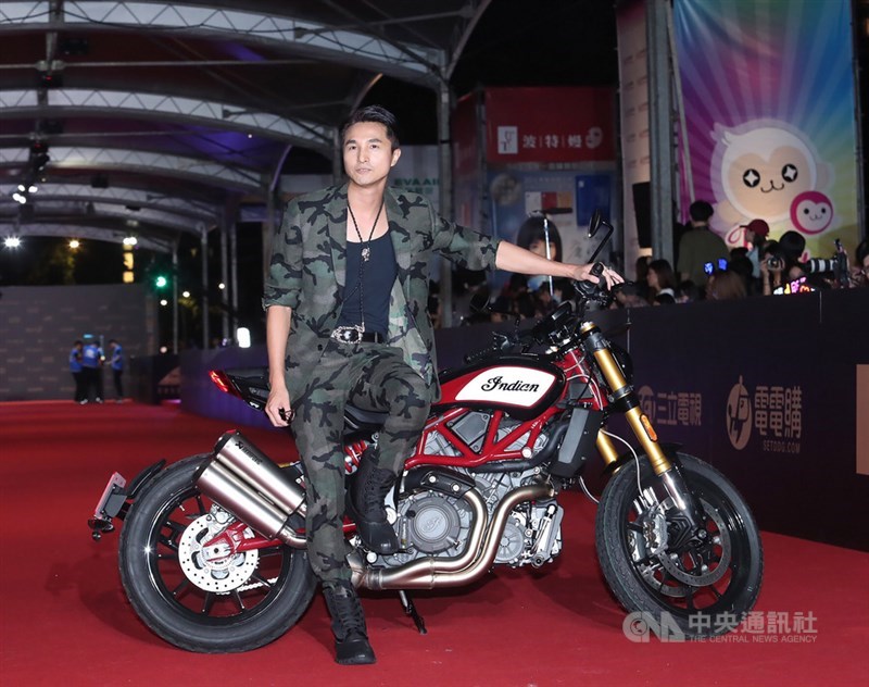 藝人王少偉與知名品牌大型重型機車同在紅毯亮相,帥氣滿分。中央社記者吳家昇攝 108年10月5日