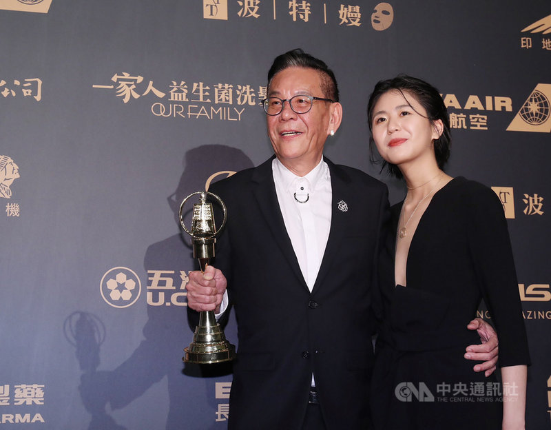 第54屆金鐘獎5日晚間在台北國父紀念館盛大舉行頒獎典禮,資深演員龍劭華(左)以「菜頭梗的滋味」榮登新科視帝,在後台開心與女兒陳璇(右)合影。中央社記者吳家昇攝 108年10月5日