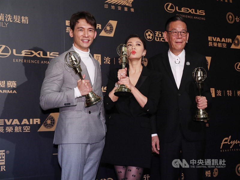 第54屆金鐘獎5日晚間在台北國父紀念館盛大舉行頒獎典禮,演員溫昇豪(左起)、賈靜雯、龍劭華分獲今年戲劇節目男配角、女主角及男主角獎,3人在後台開心合影。中央社記者吳家昇攝 108年10月6日