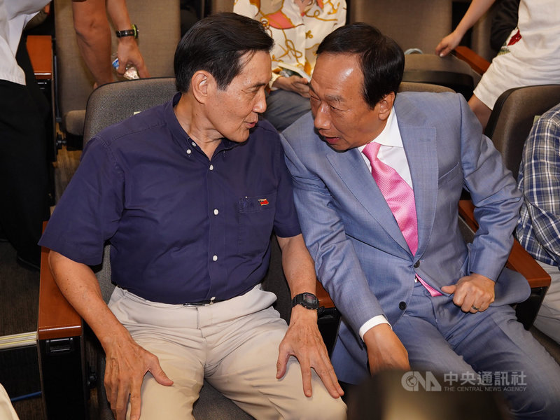 前總統馬英九(左)、鴻海創辦人郭台銘(右)6日下午在台北同台出席前台東縣長黃健庭專題演講,兩人比鄰而坐,互相交換意見。中央社記者徐肇昌攝 108年10月6日