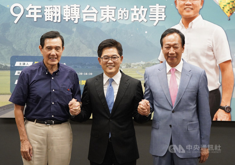 前台東縣長黃健庭(中)6日應邀在台北分享地方治理經驗,前總統馬英九(左)與鴻海集團創辦人郭台銘(右)到場力挺,3人攜手同框。中央社記者徐肇昌攝 108年10月6日