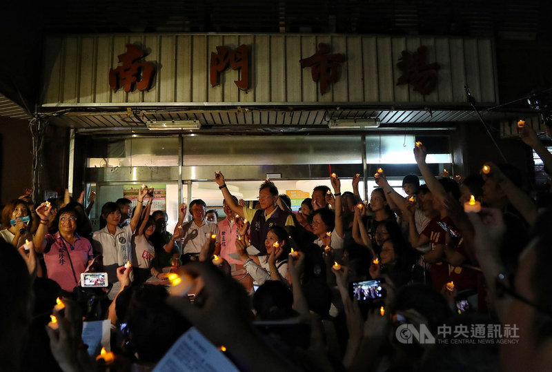 走過38個年頭，台北市南門市場6日晚間在攤商及民眾合唱聲中正式宣告熄燈，暫時與眾人告別，期待3年後再會。中央社記者王騰毅攝 108年10月6日