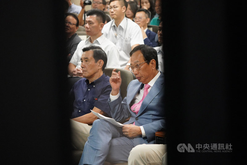 前台東縣長黃健庭應長風基金會邀請,6日下午在台北發表演說,前總統馬英九(前左)與鴻海創辦人郭台銘(前右)皆出席與會,專心聆聽。中央社記者徐肇昌攝 108年10月6日