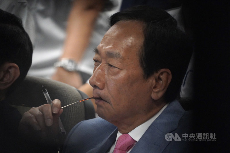 鴻海創辦人郭台銘(圖)6日下午在台北出席由長風基金會主辦的前台東縣長黃健庭專題演講活動,在台下仔細聆聽。中央社記者徐肇昌攝 108年10月6日