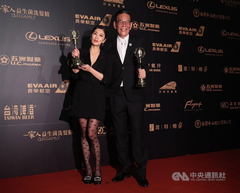第54屆金鐘獎5日晚間在台北國父紀念館盛大舉行頒獎典禮,演員賈靜雯(左)、龍劭華(右)分獲今年戲劇節目女主角及男主角獎,成為新科視后、視帝,兩人在後台開心合影。中央社記者吳家昇攝 108年10月6日