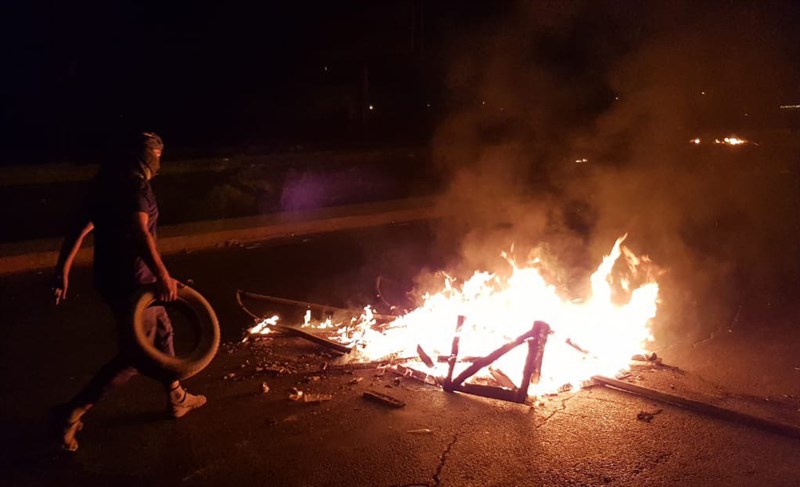 伊拉克反政府示威自1日爆發後持續延燒，伊拉克內政部發言人馬安6日表示至少有104人遭殺害、6000多人受傷。圖為5日伊拉克示威者在街上燒輪胎並封鎖道路。（檔案照片／安納杜魯新聞社提供）