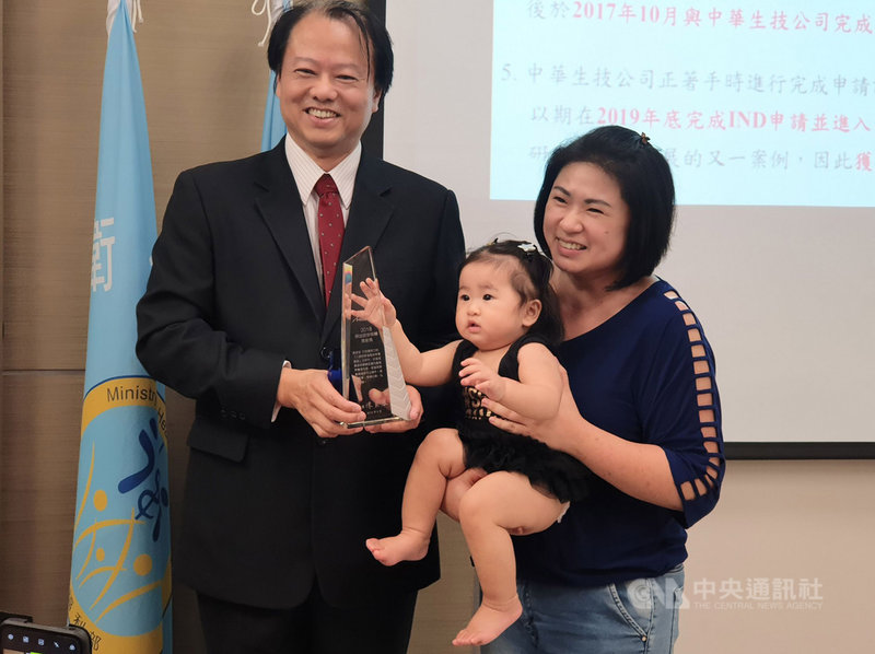 國家衛生研究院感染症與疫苗研究所研究員周彥宏(左)7日表示,人類呼吸道融合病毒對嬰幼兒造成嚴重威脅;經研究發現,利用重組腺病毒載體研發的噴劑疫苗,可有效抑制病毒量,降低感染發炎症狀。中央社記者陳偉婷攝 108年10月7日