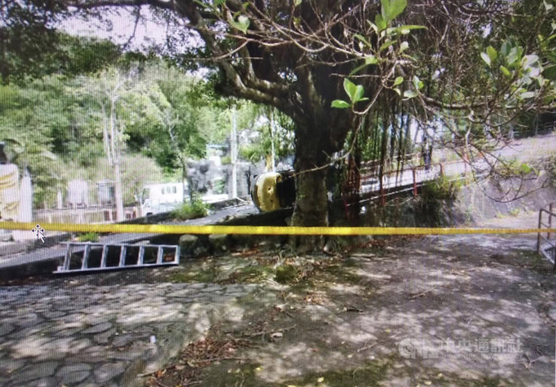 苗栗縣苑裡鎮火炎山遊樂區自107年易主後擬轉型為宗教園區,9月間卻發生1名禪修信徒遭翻覆堆高機壓死的工安意外,警方10月7日表示,已檢具相關事證移送偵辦。(翻攝畫面)中央社記者管瑞平傳真 108年10月7日