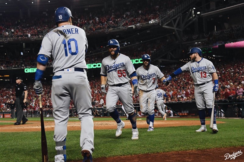 美國職棒大聯盟MLB國聯分區季後賽，洛杉磯道奇終場10比4痛宰華盛頓國民，在5戰3勝制系列賽取得2比1聽牌優勢。（圖取自twitter.com/Dodgers）