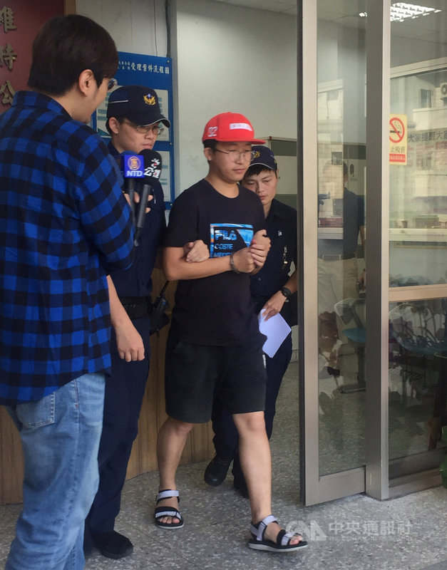 台灣大學校內連儂牆7日上午遭人破壞,北市警方獲報展開追查,迅速將涉案陸客李姓男子(戴紅帽者)帶回偵訊,全案將依涉毀損罪嫌送辦。中央社記者黃麗芸攝 108年10月7日