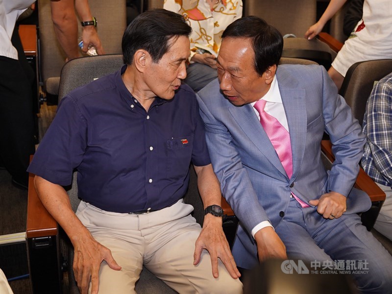 前總統馬英九(左)、鴻海創辦人郭台銘(右)6日下午在台北同台出席前台東縣長黃健庭專題演講,兩人比鄰而坐,互相交換意見。(中央社檔案照片)