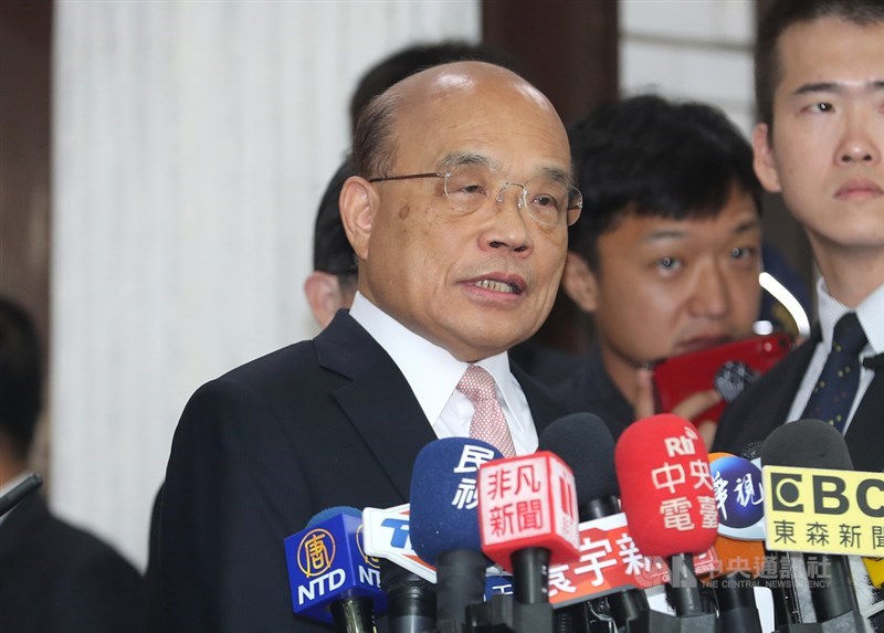 針對近日有中國遊客來台撕毀連儂牆,行政院長蘇貞昌8日表示,如果遊客是為了犯罪目的來台,「我們要立刻逮捕、遞解出境,剛好而已。」中央社記者張皓安攝 108年10月8日