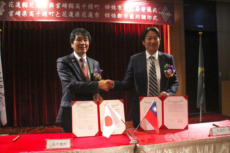 花蓮市與日本高千穗町締結姊妹市,8日由花蓮市長魏嘉賢(右)與日本高千穗町長甲斐宗之(左)代表簽約締盟,希望促成台日友好關係。中央社記者張祈攝 108年10月8日