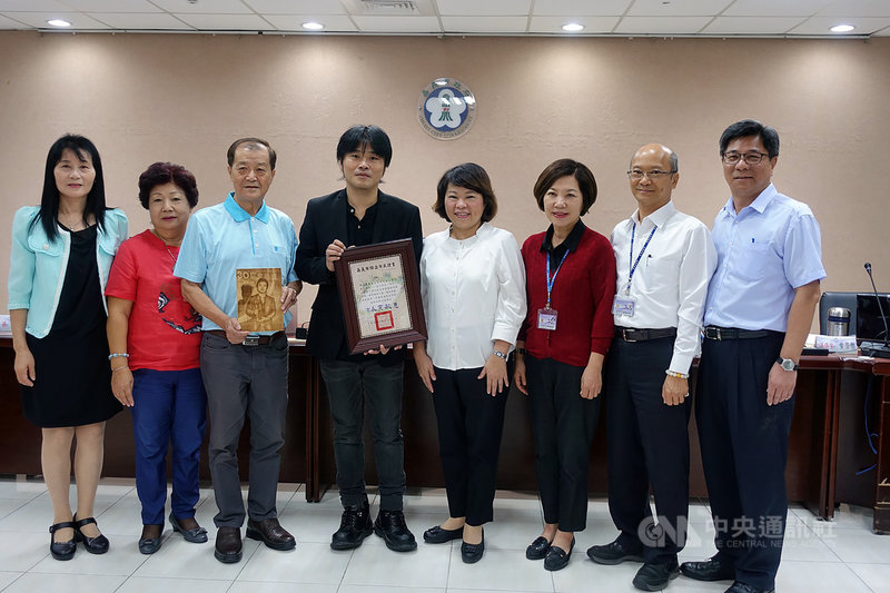 嘉義市長黃敏惠(右4)8日頒發首位傑出市民證書給金曲獎最佳台語專輯得主廖士賢(左4),出身嘉義市的他也創作一首「嘉義」歌曲,展現嘉義人的氣魄。中央社記者黃國芳攝 108年10月8日