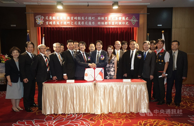 花蓮市長魏嘉賢(前排右6)8日與日本高千穗町長甲斐宗之(前排左6)正式簽訂姊妹市盟約,這是花蓮市相隔34年的第6個姊妹市。中央社記者張祈攝 108年10月8日