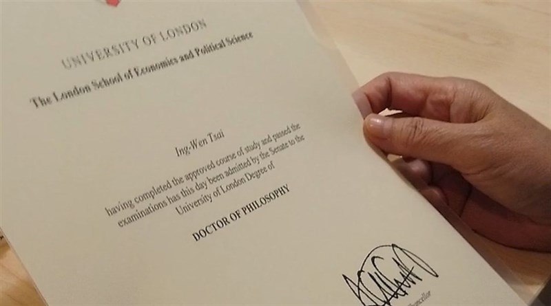 倫敦政經學院8日聲明指出,相關紀錄證實台灣總統蔡英文的博士論文,授予學位的相關圖書館當年就已收到,早在1985年所刊出的索引文件裡都有紀錄。蔡總統日前參訪Dcard,也帶了LSE的畢業證書。(圖取自facebook.com/tsaiingwen)