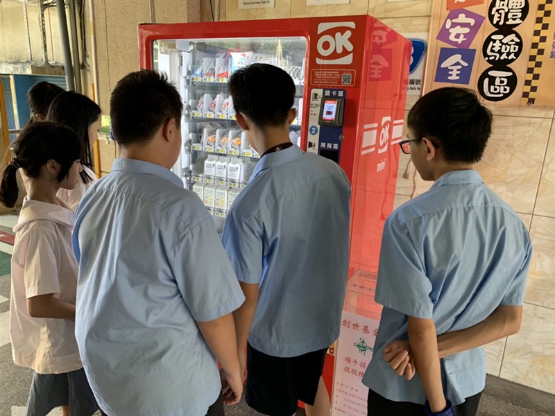 台北市教育局規劃智慧販賣機進入校園引發討論,教育局表示,不會有個資外洩疑慮,市長柯文哲則說要訂專章解決。(台北市教育局提供)中央社記者梁珮綺傳真 108年10月9日