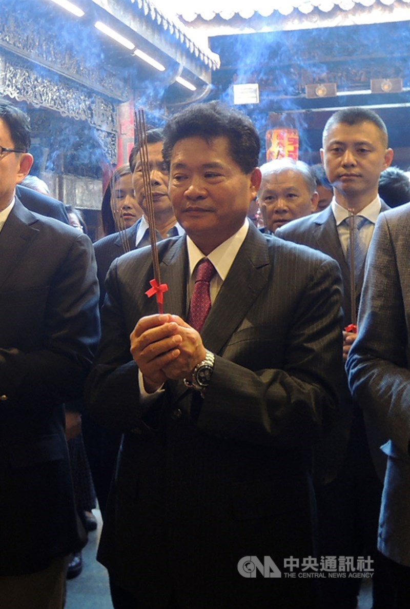台中大甲鎮瀾宮與中華電信合作推出的線上光明燈服務傳出弊案，檢方8日指揮調查局帶回鎮瀾宮副董事長鄭銘坤（前中）等人，9日凌晨諭令鄭銘坤以新台幣100萬元交保候傳。（中央社檔案照片）