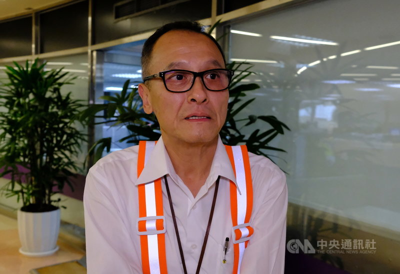 桃園國際機場在一週內發生2起班機在地面時遭擦撞意外，桃園航勤公司勞工安全衛生室副主任孫啟珩（圖）9日表示，已進行檢討，也會加強人員訓練，強化嚴格執行SOP（標準作業程序），防止事件再度發生。中央社記者邱俊欽桃園機場攝　108年10月9日