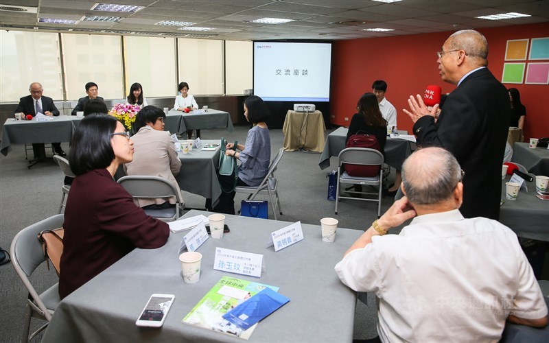 為增進海外傳媒對台灣現況的了解,僑務委員會每年舉辦海外華文媒體人士訪問團,邀請媒體人士來台參訪,9日拜會中央通訊社,雙方就新聞查核、海外新聞報導等議題互相交流。中央社記者謝佳璋攝 108年10月9日