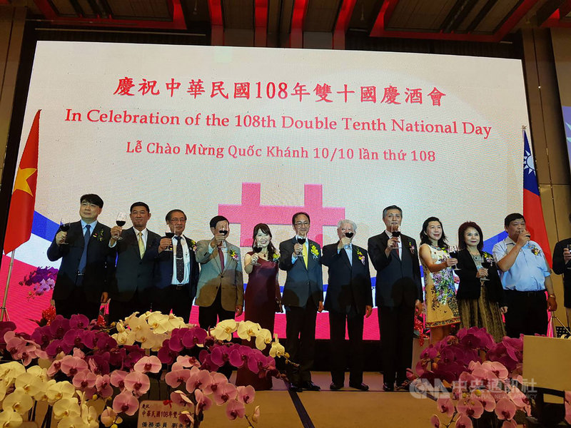 駐胡志明市台北經濟文化辦事處10日晚間舉辦慶祝雙十國慶酒會,共有超過500位台商、僑胞及外賓與會。圖為嘉賓在舞台上共同舉杯慶賀中華民國108歲生日。(駐胡志明市辦事處提供)中央社河內傳真 108年10月10日