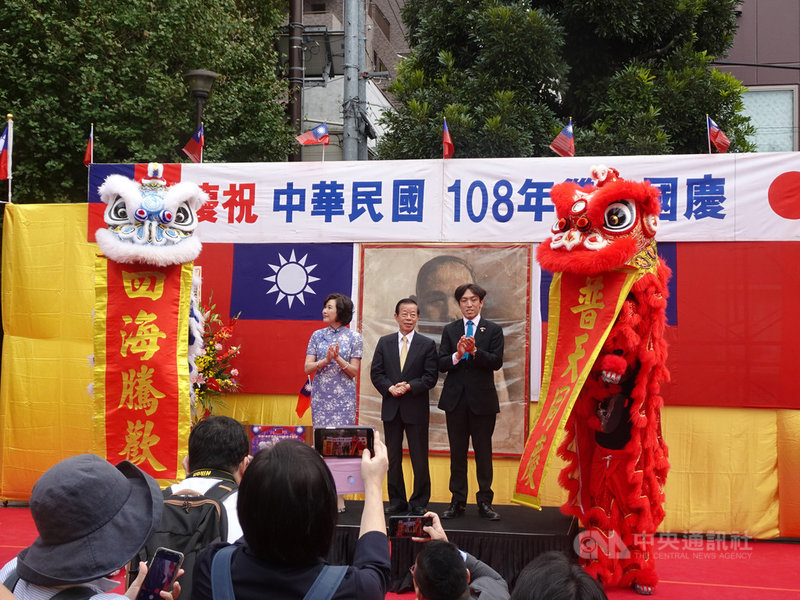 日本橫濱僑界組成雙十國慶慶祝大會,今天重頭戲在中華街遊行。駐日代表謝長廷遊行前致詞說,國慶遊行的意義在於台灣實現了民主自由,「是我們的驕傲」。中央社記者楊明珠橫濱攝 108年10月10日