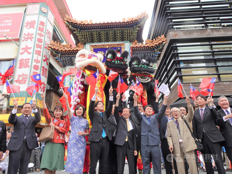 日本橫濱慶祝雙十國慶,駐日代表謝長廷、副代表張仁久、橫濱辦事處處長張淑玲、僑務組長王東生、日本中華聯合總會長林月理等僑領10日帶領隊伍遊行。中央社記者楊明珠橫濱攝 108年10月10日