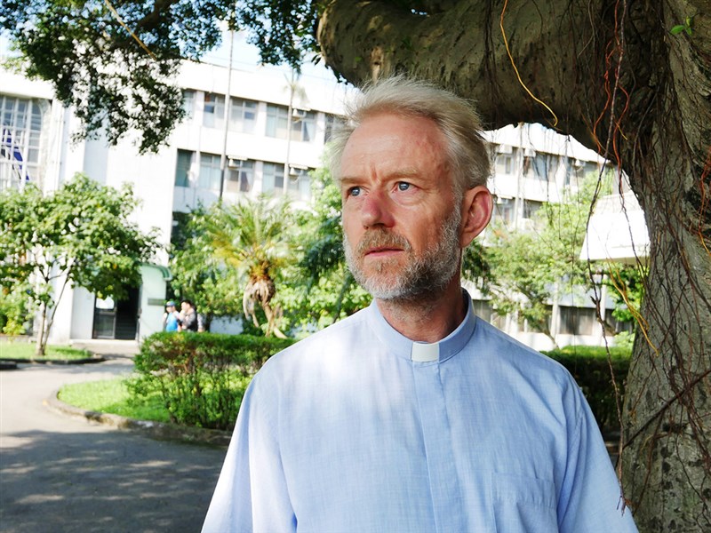 現年61歲的神父雷敦龢(Edmund Ryden)28歲那年到新竹學中文後,就跟台灣這塊土地結下不解之緣,平日為新竹縣偏鄉民眾付出愛心,去年歸化成為正港台灣人後獲邀在108年國慶大典領唱國歌,讓他直呼深感榮耀。(輔大提供)中央社記者王鴻國傳真 108年10月10日