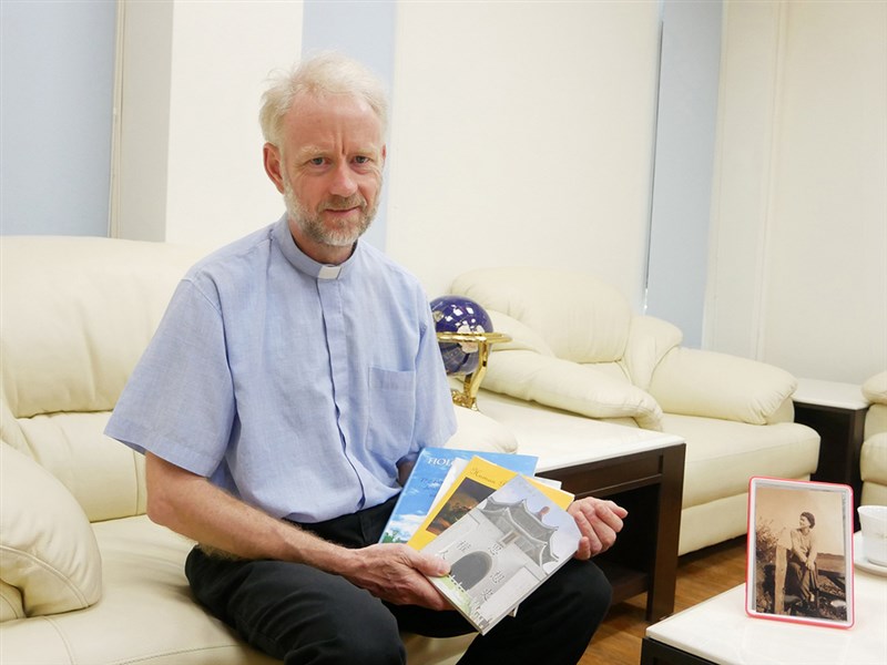 61歲的神父雷敦龢(Edmund Ryden)近半人生在台灣度過,去年歸化成為正港台灣人後獲邀於108年國慶大典領唱國歌,讓他直呼深感榮耀。(輔大提供)中央社記者王鴻國傳真 108年10月10日