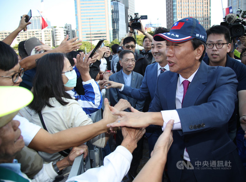 台北市政府10日上午在市府廣場舉行108年度國慶升旗暨慶祝活動,鴻海創辦人郭台銘(前右)出席,離場時與支持者握手致意。中央社記者張新偉攝 108年10月10日