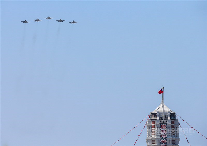 象徵國機國造的IDF經國號戰機衝場,飛過總統府上空。中央社記者謝佳璋攝 108年10月10日