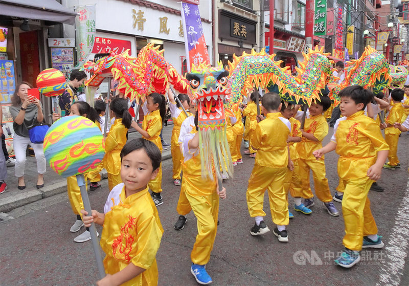 日本橫濱慶祝雙十國慶遊行是當地秋天最熱鬧的活動。中華學院學生10日參與遊行,表演平常努力練習的舞龍、舞獅、民俗舞蹈。中央社記者楊明珠橫濱攝 108年10月10日