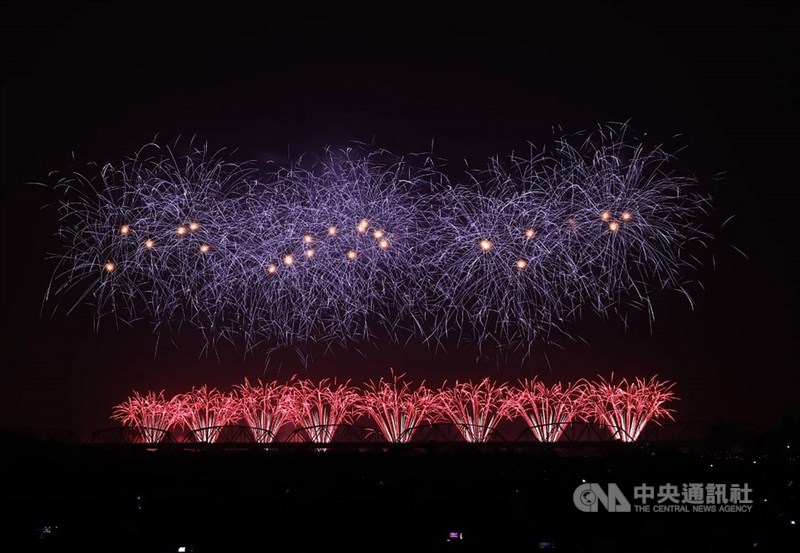 2019國慶焰火10日晚間在屏東河濱公園施放,長達42分鐘,1萬6280發煙火彈點亮高屏溪夜空,絢爛吸睛;據屏東縣府統計,今年共吸引超過32萬人次到場參觀。中央社記者郭芷瑄攝 108年10月10日