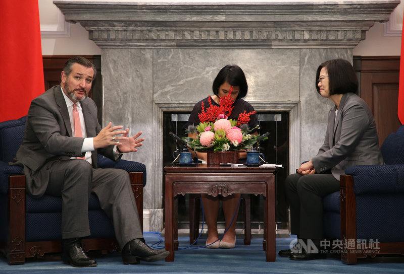 總統蔡英文(右)10日接見美國聯邦參議院外交委員會成員克魯茲(Ted Cruz)(左),克魯茲提到,台灣非常重要,不只對亞洲重要,對全世界來說都非常重要;台灣向世界展示「自由與民主是行得通的」。中央社記者鄭傑文攝 108年10月10日