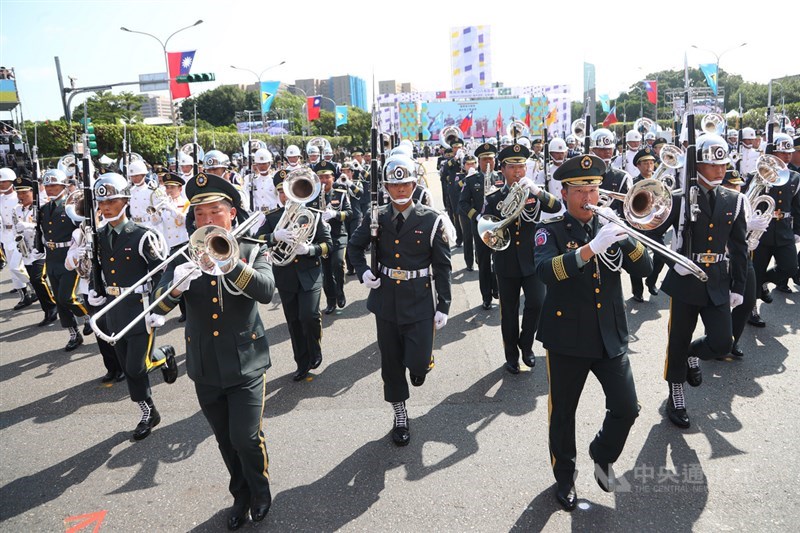 108年國慶大會10日上午登場,國軍三軍聯合樂儀隊演出,氣勢壯盛。中央社記者王騰毅攝 108年10月10日