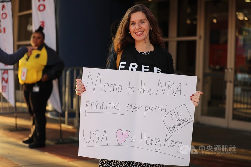 美國人權團體人員(圖)身穿挺香港T恤,手持看板呼籲NBA應將人權置於利益之上,並為香港反送中運動加油打氣。中央社記者徐薇婷華盛頓攝 108年10月10日