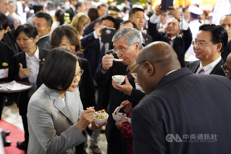 中華民國108年國慶酒會10日晚間在台北賓館舉行,總統蔡英文(前左)出席,向與會外賓介紹滷肉飯等台灣特色美食小吃。右為外交部長吳釗燮。中央社記者徐肇昌攝 108年10月10日